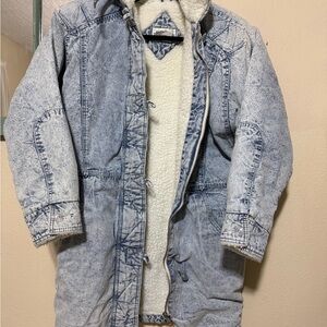 Vintage 80s/90s Acid Washed Blue Denim Jacket w/ cozy Sherling lining. Ladies Sm